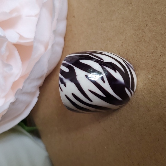 Vintage Bold Zebra Lucite Ring - Picture 3 of 7